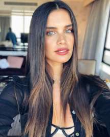 Sara-Sampaio-Sexy-Boobs-and-Legs-2.jpg