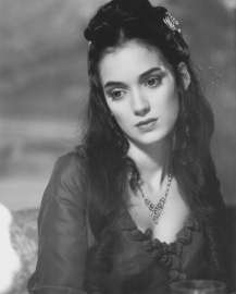 winona-ryder-during-the-filming-of-bram-stokers-dracula-1992-v0-pyhggll89ljf1.webp