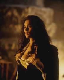 winona-ryder-during-the-filming-of-bram-stokers-dracula-1992-v0-yjk5yi499ljf1.webp