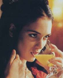 winona-ryder-during-the-filming-of-bram-stokers-dracula-1992-v0-v0z9zon99ljf1.webp