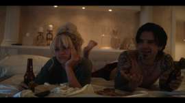 screenshotPam.And.Tommy.S01E02.1080p.LostFilm1755753134258.png