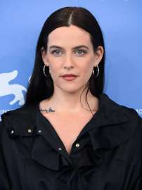 riley-keough-at-jay-kelly-photocall-at-82nd-venice-international-film-festival-08-28-2025-5.jpg