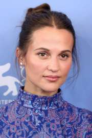 alicia-vikander-at-the-wizard-of-the-kremlin-photocall-at-82nd-venice-international-film-festival-08-31-2025-2.jpg
