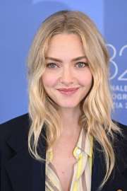 amanda-seyfried-debuts-versace-look-at-venice-2025-6.jpg