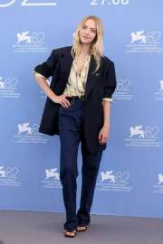 amanda-seyfried-debuts-versace-look-at-venice-2025-0.jpg