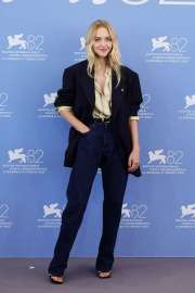 amanda-seyfried-debuts-versace-look-at-venice-2025-1.jpg