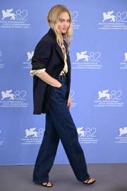 amanda-seyfried-debuts-versace-look-at-venice-2025-5.jpg