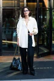zoey-deutch-the-row-city-stroll-2.jpg