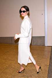 zoey-deutch-minimalist-masterclass-outside-cbs-studio-2.jpg