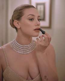 lili-reinhart-v0-af74zo5cy2mb1.webp