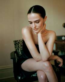 zoey-deutch-at-a-photoshoot-september-2025-2.jpg