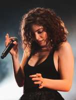 RF3006Lorde@ArenaKristsLuhaers-16(35512766360)(cropped).jpg