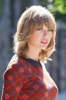 taylor-swift-out-in-new-york-140821.jpg