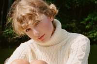 taylor-swift-folklore-crop-1595579264-1538x1025.jpg