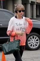 normaltaylor-swift-candids281129~4.jpg