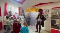 «Либерал, уходи!» В барнаульском «Сталин-центре» прошёл детский утренник с картонным Сталином и Снегурочкой, призывавшей прогнать «Бармалея-либерала», роль которого исполнил Капитан Джек Воробей. О мультивселенных ма (1).mp4