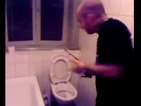 Schokk ловит окуня в сортире.mp4