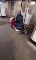 бомжи в метро.webm