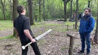Люди пробуют поднять меч Гатса.mp4