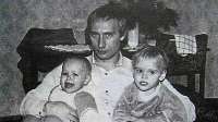 003 Путин с дочерьми.jpg