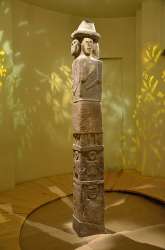 500px-O98IdolvonSbrutschmitDarstellungvonUnterwelt,ErdeunddesHimmels,zirka10.Jh.n.Chr..jpeg