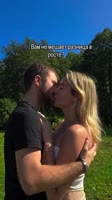 высокая девушка и мужик целуются.mp4