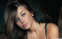 lovelybrunette-wallpaper-2560x1600.jpg