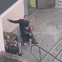 Мужик проучил шлюху, которая ему изменила.mp4