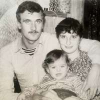 Vasiliy-Stepanov-v-detstve-s-roditelyami.jpg