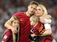 1657720541totti-rasstalsja-zhenoj.jpg