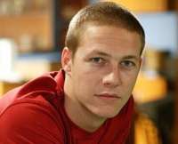 luke-bracey-1603819922-view-0.jpg