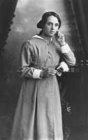 StateLibQld1139513Youngwomanposingforastudioportrait,1910-1[...].jpg