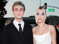 dua-lipa-anwar-hadid-tout-0e908660fe3a4e35a682407fd86045ed.jpg