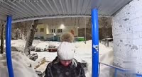 Жительница Набережных Челнов избила ребенка ногами. Сначала любящая мать с бутылкой в руках протащила своего малолетнего сына за шиворот, впечатала его в дверь подъ.mp4