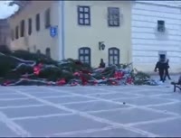 Самая большая новогодняя ёлка Румынии рухнула во время украшения.mp4