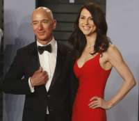 bezos-missing-hand-touch-500x435.webp