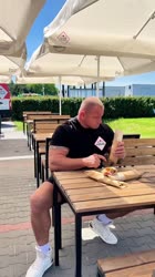 W Żyrardowie głód się nie uchowa.Mamy kebaba, co robi robotę — w tortilli, z mięsem, warzywami i... fii.Znasz adres — jak nie, to już zapisuj-Pon.–Sob. 10-00–21-00Niedziela nieczynneJana Kilińskiego 9, Żyrardów#ż.mp4