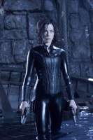 kate-beckinsale-underworld-fetish-costume-3.jpg