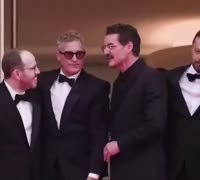 Педро Паскаль предостерёг Хоакина Феникса от случайной зиги.webm