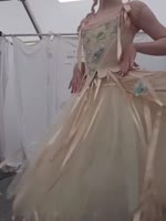 Эмма Майерс и Иви - показ платьишкА.mp4