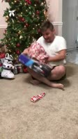 Кот атакует консольщика.webm