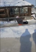 Бабушка на горке.mp4