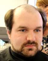 лысый мужчина с глубоким взглядом.png