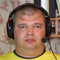 человек без шеи в наушниках.jpg