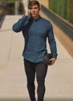 деловитый мужчина с телефоном и барсеткой.png