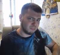 человек в майке смотрит.png