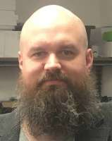 мужчина с бородой и нарушеннной симметрией лица.png