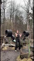 Поднял над головой огромную штангу из колес.mp4