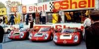 alamy-dh63pm-alfa-romeo-t33s-aufgereiht-in-den-gruben-bei-der-targa-florio-sizilien-1968.-scaled-e1639209079574.jpg