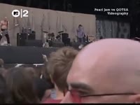 Queens Of The Stone Age ⧸ feat. Dave Grohl - Song For The Dead (Werchter 2002).mp4